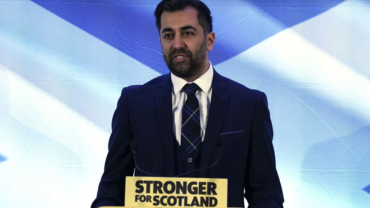 Skotsko má nového premiéra. Stal se jím muslim s pákistánskými kořeny